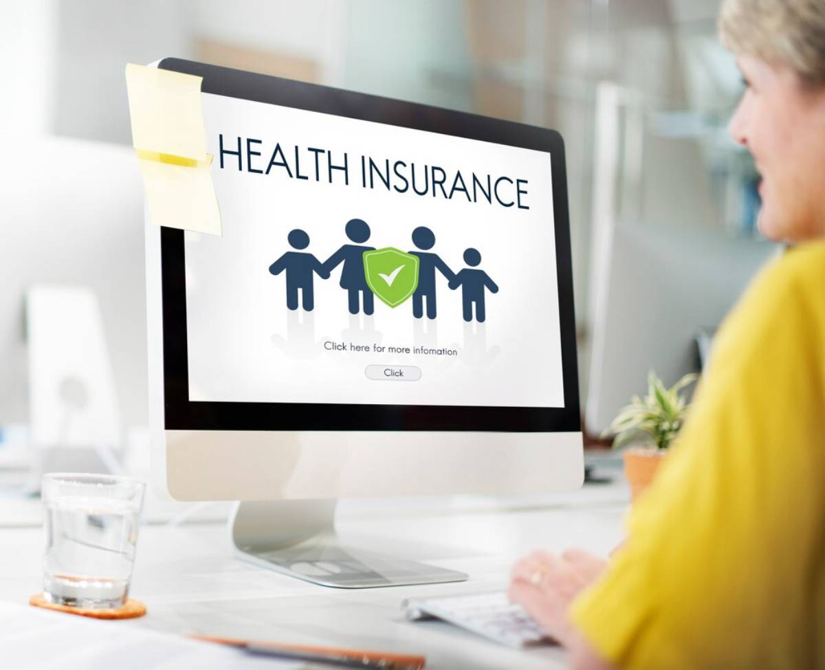  A woman views a health insurance web page on her computer.